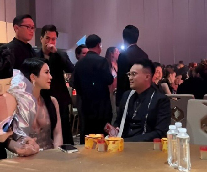 Mới đây, khoảnh khắc giữa Diệp Lâm Anh và chồng cũ Đức Phạm tại một sự kiện đang gây bàn tán trên mạng xã hội. Ban đầu, cả hai được sắp xếp ngồi khác bàn, cách xa vị trí của nhau. Bất ngờ, chồng cũ của Diệp Lâm Anh tiến lại và ngồi cùng bàn với người đẹp. Trong khoảnh khắc tái ngộ, thiếu gia Đức Phạm bị bắt gặp nhiều lần liếc nhìn vợ cũ trìu mến. 