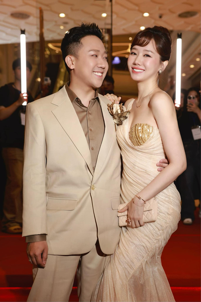 Trấn Thành và Hari Won gắn bó gần một thập kỷ, được nhiều khán giả yêu thích. Nam nghệ sĩ được nhận xét là người chồng chu đáo, hài hước. (Ảnh FBNV)