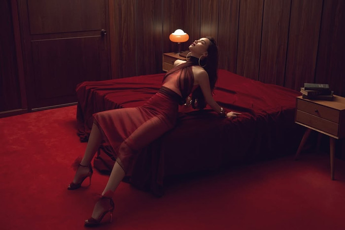 Hồ Ngọc Hà còn gây ấn tượng với vẻ đẹp quyến rũ và thần thái đỉnh cao. Ảnh IGNV