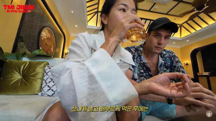 Vợ chồng nam diễn viên Gia Đình Là Số 1 trong chuyến du lịch Phú Quốc. (Ảnh chụp màn hình từ YouTube JeeEun)