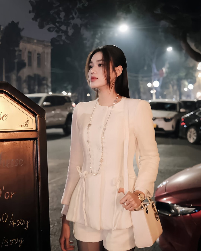 Hoa hậu Đỗ Thị Hà tiếp tục bị soi chi tiết đeo nhẫn ở ngón tay giữa. (Ảnh: FBNV)