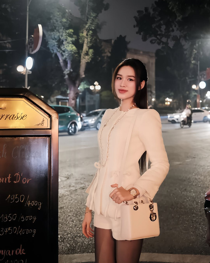 Hoa hậu Đỗ Thị Hà xuống phố sương sương với phụ kiện hàng hiệu lên đến khoảng 200 triệu đồng. (Ảnh: FBNV)