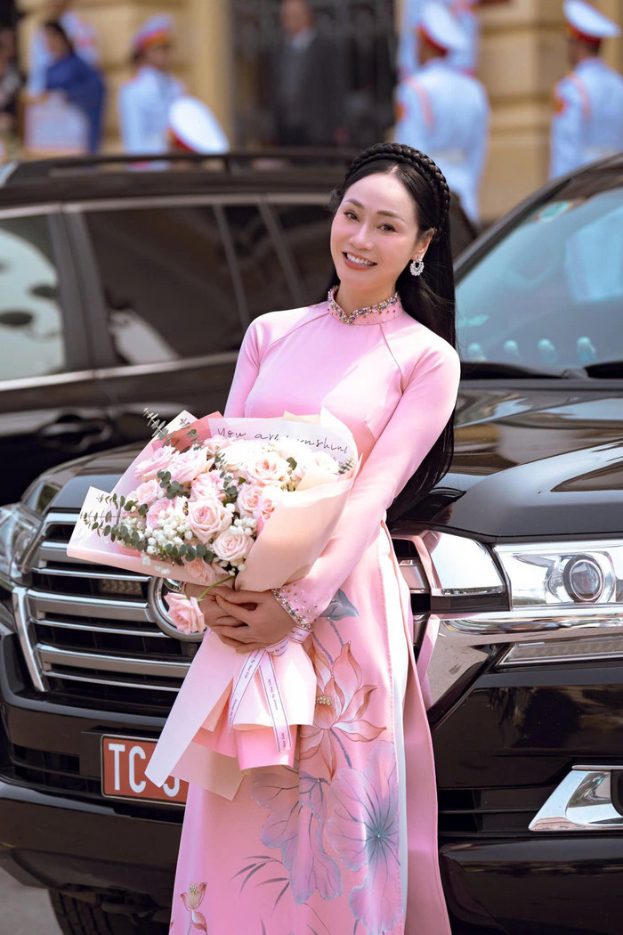 Quách Thu Phương đẹp dịu dàng trong tà áo dài, toát lên thần thái sang trọng của nữ diễn viên. Ảnh: FBNV