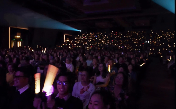 Hàng ngàn khán giả lấp kín khán phòng tại Mỹ để thưởng thức đêm nhạc MY SOUL 1981 của Mỹ Tâm. 