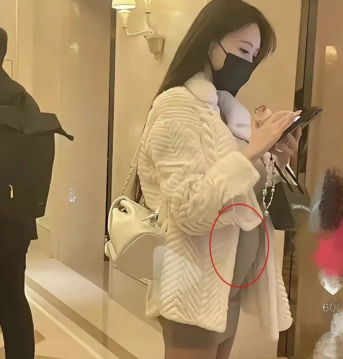 Diệp Kha lộ bụng bầu vượt mặt sau khi chia tay Huỳnh Hiểu Minh