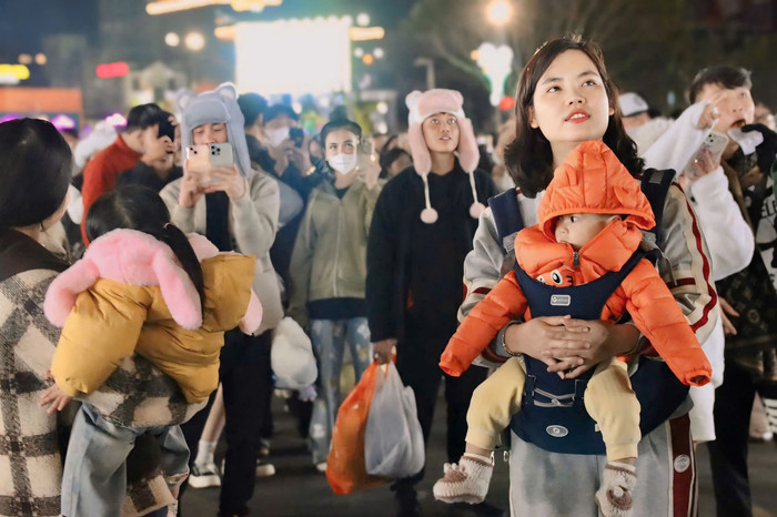 Rất đông du lịch đổ về Đà Lạt tận hưởng không khí Giáng sinh. Ảnh: Trọng Nghĩa