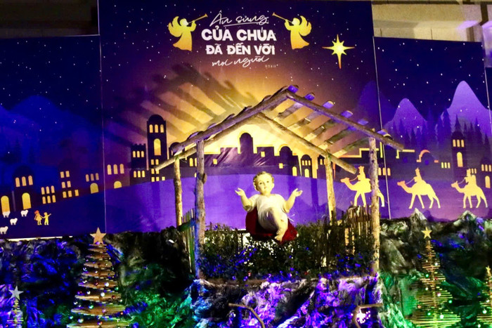 Khán đài Chúa Giáng sinh tại Nhà thờ Don Bosco được trang hoàng rực rỡ. Ảnh: Trọng Nghĩa