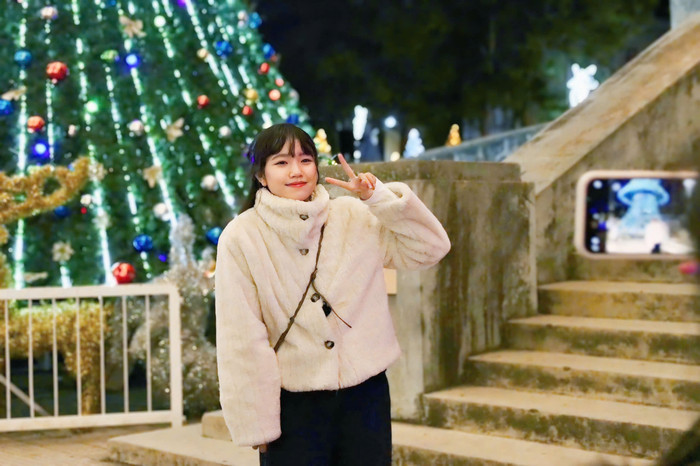 Hoàng Thu Trang Hoàng Thu Trang, 22 tuổi, du khách TP HCM cho biết từ nhiều năm nay luôn chọn Đà Lạt là điểm đến vào dịp Noel. Ảnh: Trọng Nghĩa