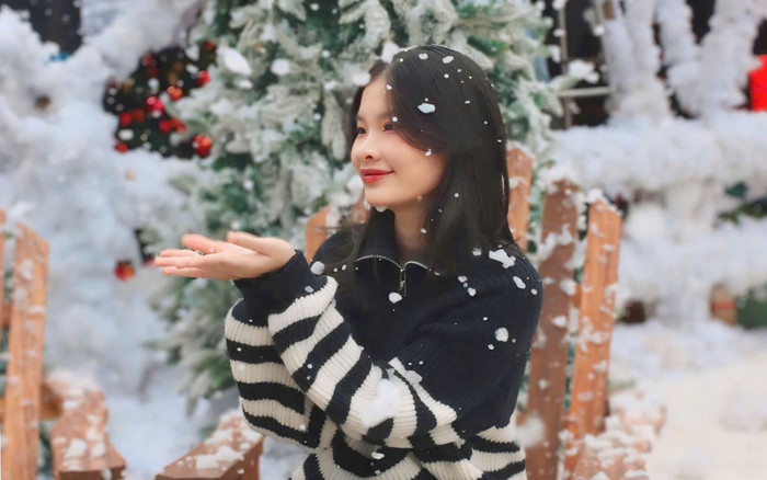 Phố núi Đà Lạt ngập tràn không khí Giáng sinh, giới trẻ đổ xô đi check-in với tuyết Ảnh 2