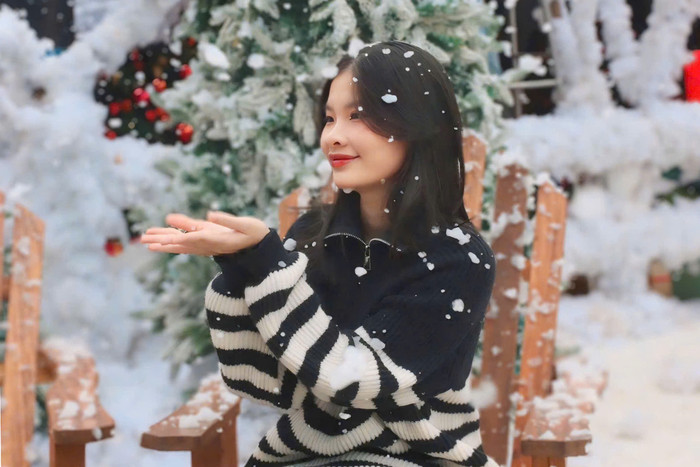 Phố núi Đà Lạt ngập tràn không khí Giáng sinh, giới trẻ đổ xô đi check-in với tuyết Ảnh 8