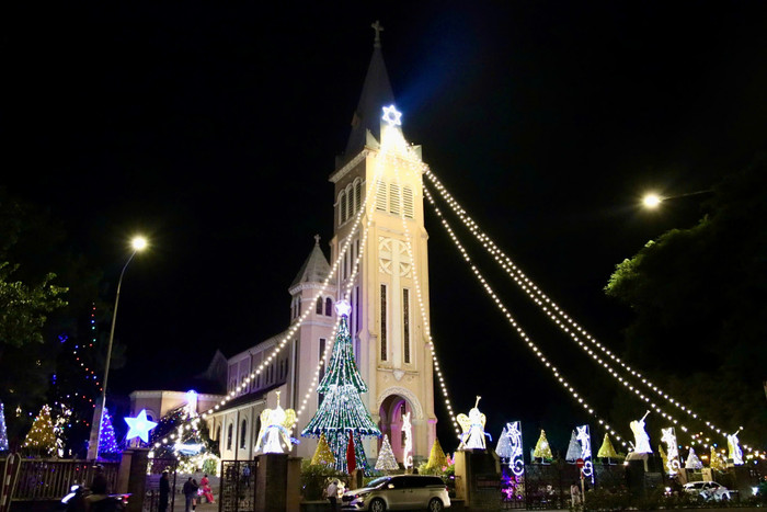 Nhà thờ Chính toà Đà Lạt (Nhà thờ Con Gà) là một trong những nhà thờ cổ có mặt gần 100 năm tại vùng đất này. Ảnh: Trọng Nghĩa