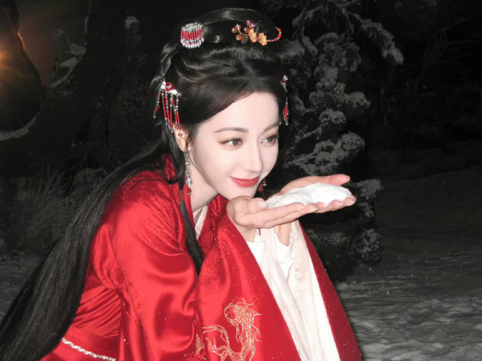 Địch Lệ Nhiệt Ba bất ngờ lên hot search vì mối quan hệ với 1 đồng nghiệp cùng tuổi.