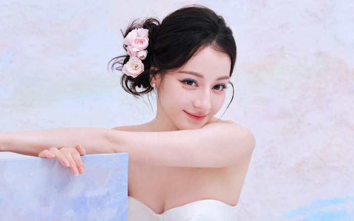 Danh tính ngôi sao bằng tuổi được Địch Lệ Nhiệt Ba công khai ôm hôn Ảnh 2