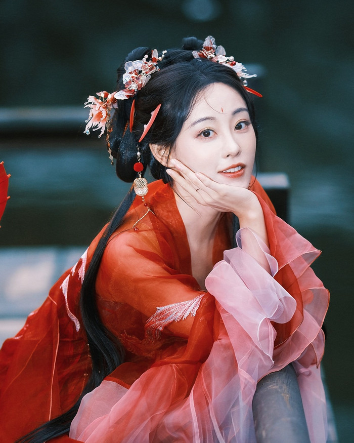 Bạn thân Địch Lệ Nhiệt Ba có nhan sắc và diễn xuất ấn tượng nhưng sự nghiệp mãi chưa bật lên.