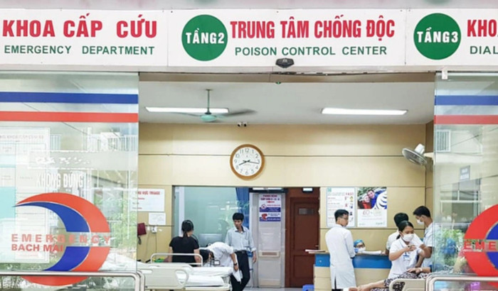 Trung tâm chống độc Bệnh viện Bạch Mai tiếp nhận 13 người nhập viện với cùng triệu chứng buồn nôn, hoa mắt, chóng mặt. Ảnh: Tuổi Trẻ Online 