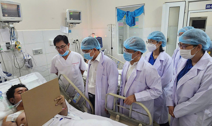 Bệnh nhân hồi phục, viết thư cảm ơn bác sĩ. Ảnh: BVCC