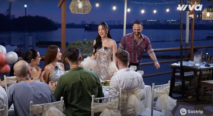 Phương Oanh xuất hiện thu hút, sáng bừng thu hút tại bữa tiệc tối cùng dàn người chơi nữ và vũ công nam Bước Nhảy Hoàn Vũ 2024. (Ảnh chụp màn hình)