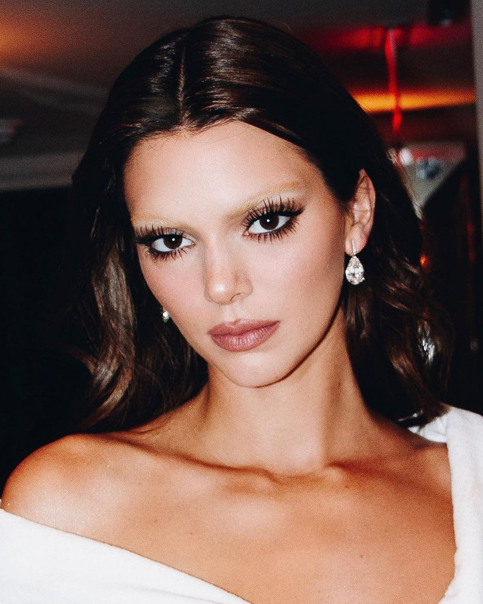 Tẩy trắng lông mày đang là một xu hướng thời thượng, được nhiều người nổi tiếng yêu thích từ sàn diễn cho đến đời thực. 