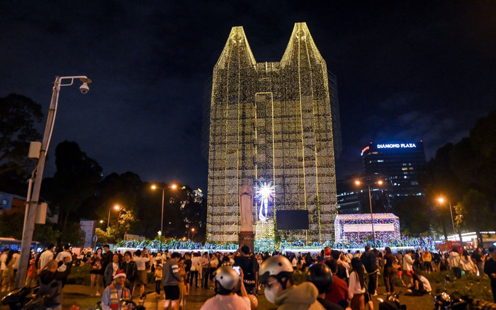 Nhà thờ Đức Bà rực rõ ánh đèn, hàng nghìn người TPHCM đổ về check-in dịp Giáng sinh Ảnh 2