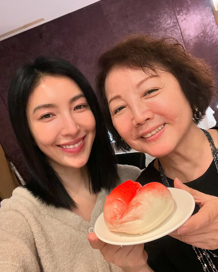 Ngoài việc chia sẻ chuyện bị tai nạn ngoài ý muốn, nữ diễn viên vẫn vui vẻ đăng bài chúc mừng sinh nhật mẹ. Instagram cheryllovel0ve