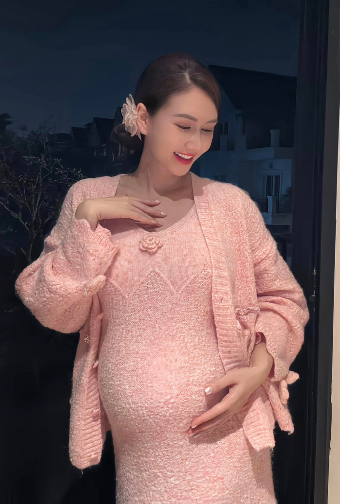 Nhan sắc mặn mà của mẹ bầu Hương Giang được nhiều người khen ngợi. Ảnh: FBNV