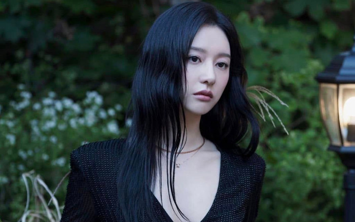 Kim Ji Won diện váy khoét sâu, khoe vẻ đẹp phồn thực trong loạt ảnh mới Ảnh 2