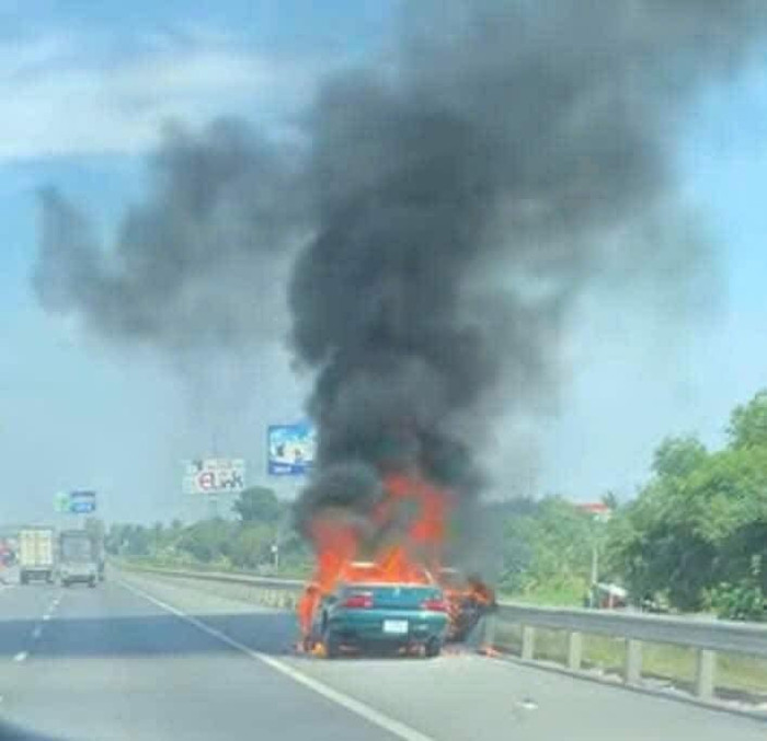 Ô tô đột ngột bốc cháy khi đang di chuyển trên đường