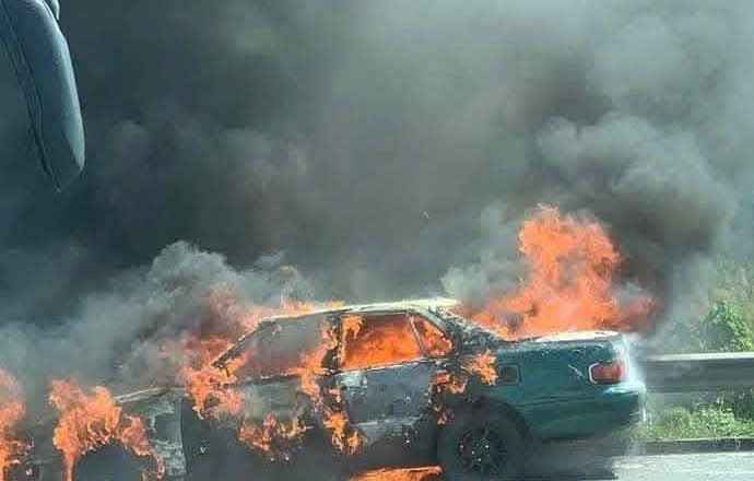 Vừa mua ô tô với giá 100 triệu đồng, đang lái về nhà thì xe bốc cháy trên cao tốc Ảnh 2