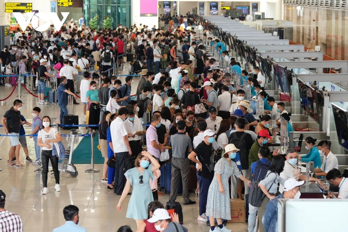Hành khách đổ về sân bay đông đúc dịp Tết (Ảnh: VOV).