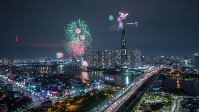 Khu vực gần các toà nhà cao tầng dễ ngắm nhìn pháo hoa.