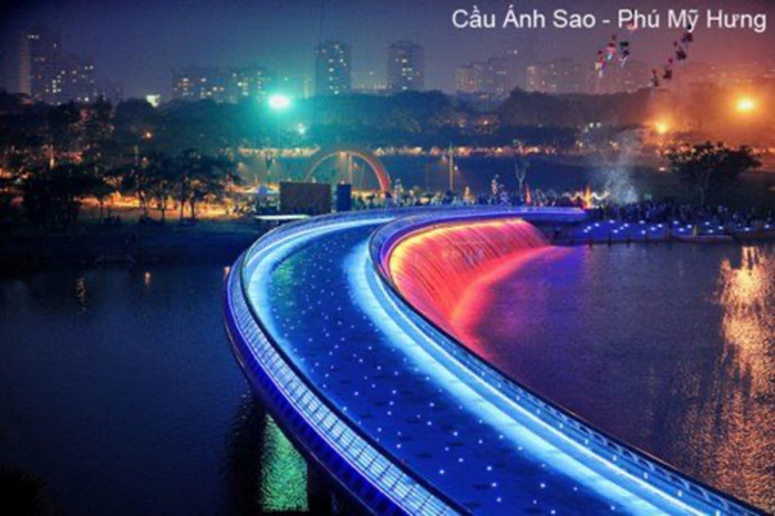 Ánh Sao hoặc khu vực công viên Hồ Bán Nguyệt lân cận, nơi ít cư dân tập trung xem pháo hoa.
