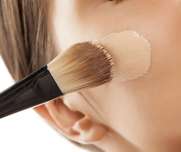 Chọn kem nền phù hợp cũng là cách giúp lớp nền trở nên mịn đẹp. (Ảnh sưu tầm)