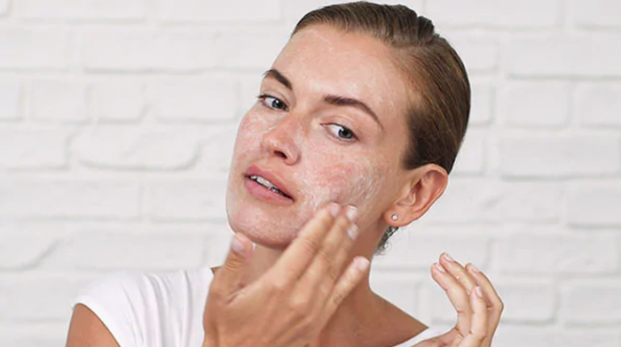 Tẩy tế bào chết giúp da dễ dàng 'ăn' kem nền. (Ảnh sưu tầm)