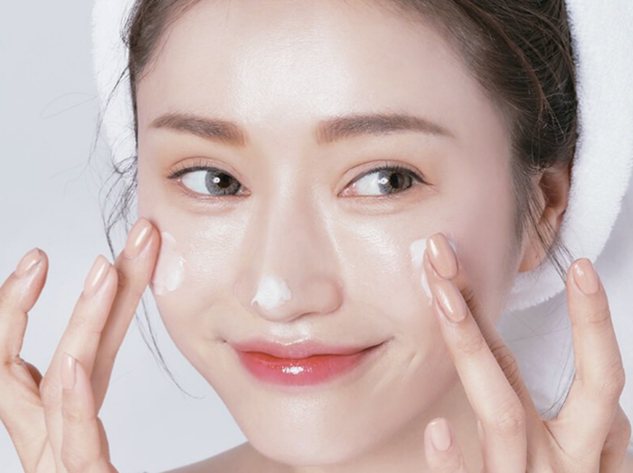 Dưỡng ẩm đúng cách giúp hạn chế tối đa tình trạng bong tróc nền khi trang điểm.