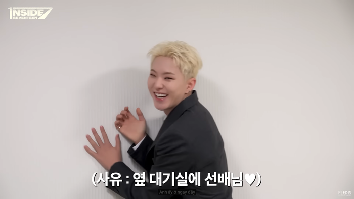 Đáng yêu hết phần thiên hạ: Nam ca sĩ dí mặt vào tường vì G-DRAGON Ảnh 3