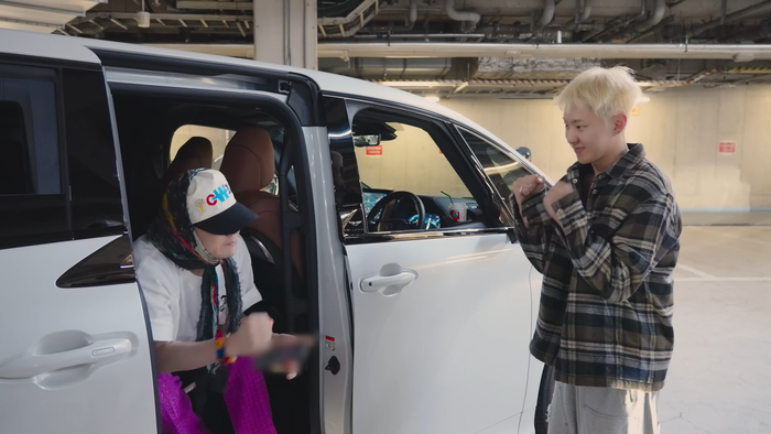 Khoảnh khắc tương tác giữa G-DRAGON và Hoshi của SEVENTEEN khiến dân tình 'phát cuồng' vì quá đáng yêu. 