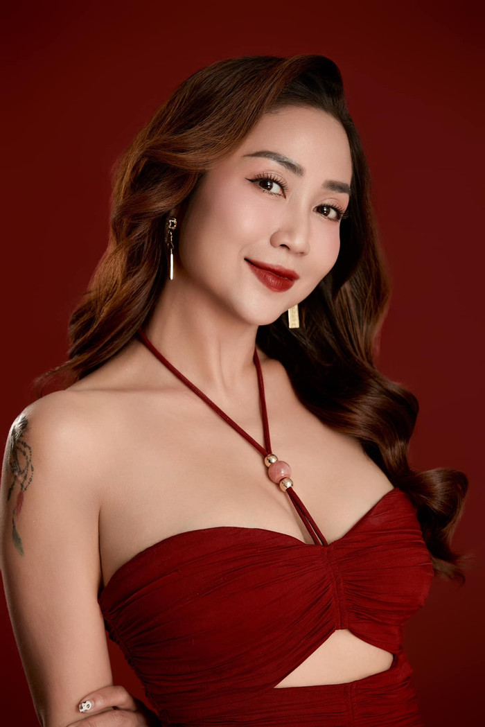 Thiết kế cắt xẻ khéo léo khoe vòng 1 căng tràn cùng vòng eo thon gọn của mẹ 3 con. Ảnh; FBNV