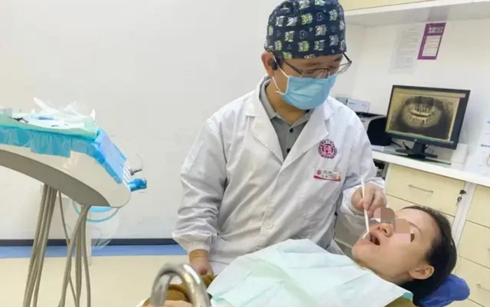 Cô gái 32 tuổi chỉ còn 4 chiếc răng, thói quen xấu khiến ai cũng giật mình Ảnh 2