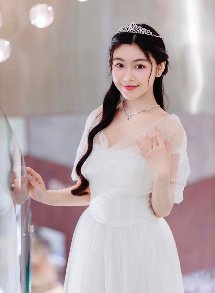 Con gái Quyền Linh được yêu mến bởi nhan sắc lẫn tri thức. Ảnh FBNV