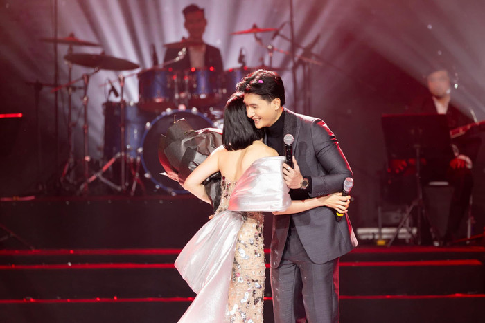 Cả hai trao nhau cái ôm ấm áp. Ảnh: FBNV