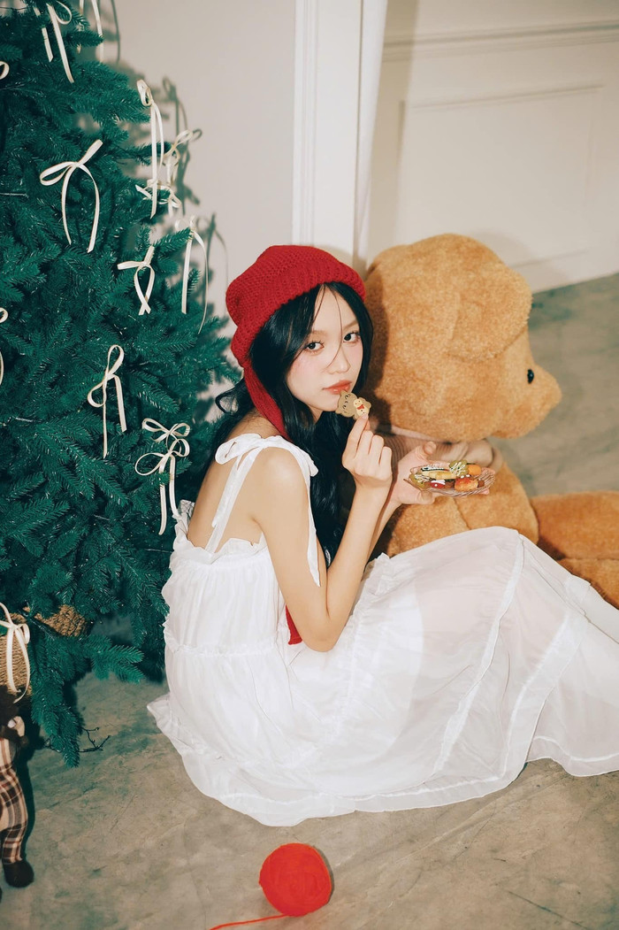 Hoa hậu Thanh Thủy khoe vẻ đẹp ngọt ngào bên gấu bông to và cây thông Noel. Trong bộ ảnh đón Giáng Sinh, chân dài quê Đà Nẵng mặc váy hai dây đơn giản được cột nơ ở cầu vai và nhấn nhá thêm cho diện mạo bằng chiếc mũ đan len đỏ.  