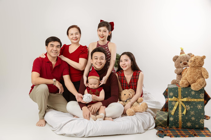 Hoa hậu Lê Âu Ngân Anh tung bộ ảnh đón Giáng Sinh hạnh phục bên gia đình nhỏ và ba mẹ. Mùa Noel năm nay cũng là lúc con trai của cựu Hoa hậu Đại dương Việt Nam tròn 1 tuổi. Cô nàng chuẩn bị cho ông xã và ba mẹ trang phục màu đỏ bắt mắt. Riêng bản thân, Ngân Anh diện kiểu đầm yếm được đính kết nhiều phụ kiện cầu kỳ kèm thêm nơ tóc. 