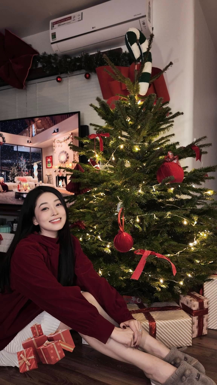 Á hậu Phương Nga cũng có chung ý tưởng với Kỳ Duyên, cô đón Giáng Sinh với kiểu áo kín đáo, dài tay màu đỏ rượu. Bên dưới, người đẹp diện váy xếp ly trắng cùng dép lông ấm áp. 