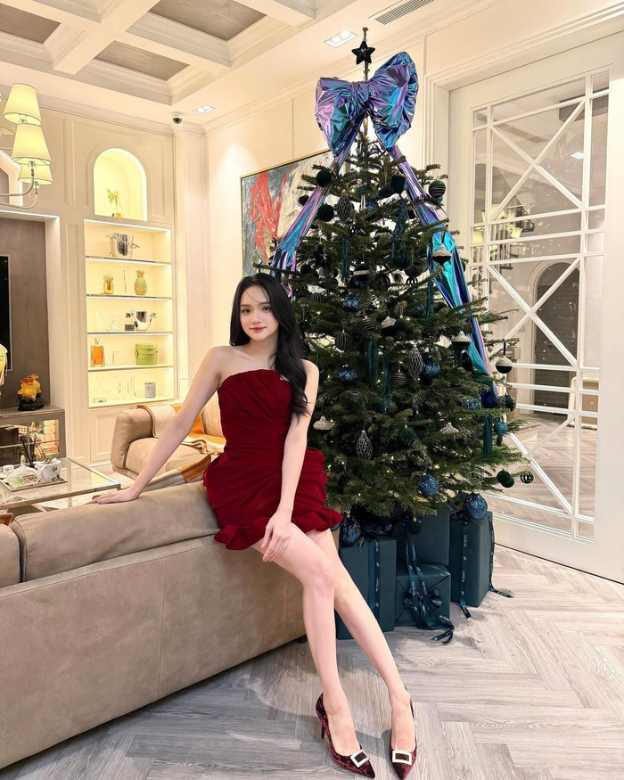 Hoa hậu Hương Giang có phần đơn giản nhưng trẻ trung với thiết kế đầm quây cúp ngực làm từ chất liệu nhung. Để hoàn thiện trang phục đón Noel, người đẹp sinh năm 1991 mang thêm giày cao gót mũi nhọn. 