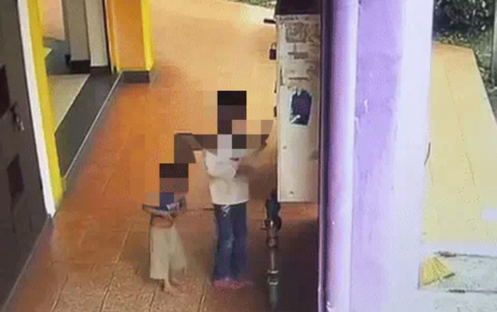 Lật tẩy chiêu trò mẹ 'dạy' con ăn cắp: Camera phơi bày sự thật không thể chối cãi Ảnh 2