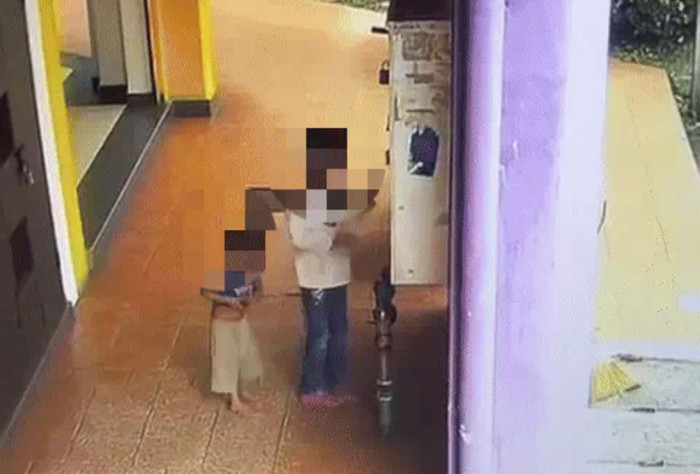 Mẹ để con làm 'tay sai' trộm hàng.