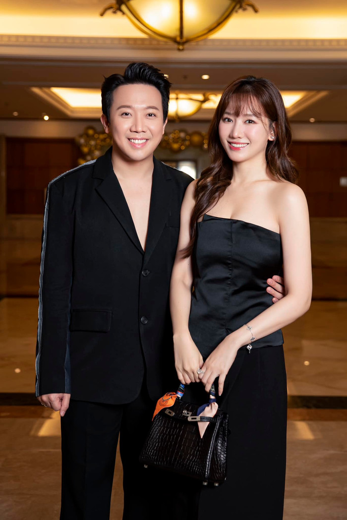 Hari Won còn sở hữu thêm mẫu túi xách thuộc dòng Kelly, chất liệu da bóng. Item này mang mức dao động từ 500 - 600 triệu đồng tuỳ theo kích thước.