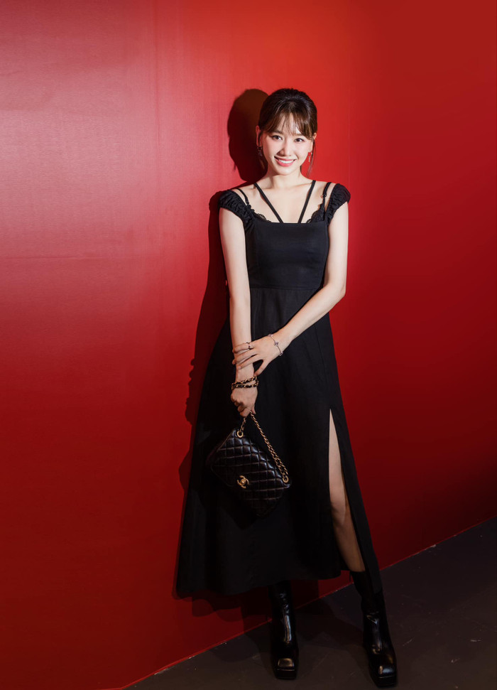 Tủ đồ của Hari Won còn có sự góp mặt của mẫu túi classic đến từ 'nhà mốt' có Jennie làm đại sứ toàn cầu. Thiết kế này được bán với mức giá khoảng 160 triệu đồng.