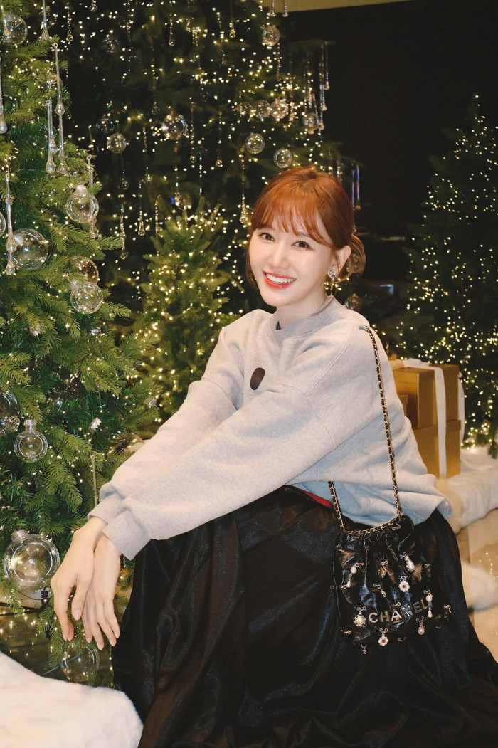 Bà xã Trấn Thành phối đồ cùng mẫu túi hiệu có giá trị hàng trăm triệu đồng.