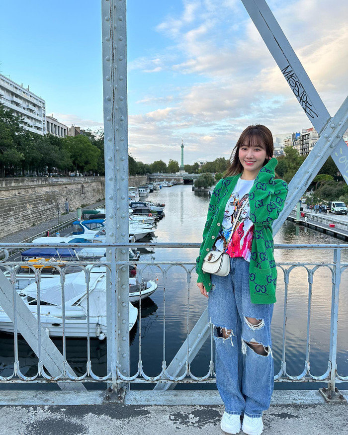 Trong một lần dạo chơi phố xá, Hari Won còn gây trầm trồ khi phối mẫu túi xách trị giá 100 triệu đồng với trang phục năng động, cá tính.